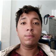 Profesor que imparte clase de informática a niños de todas la edades